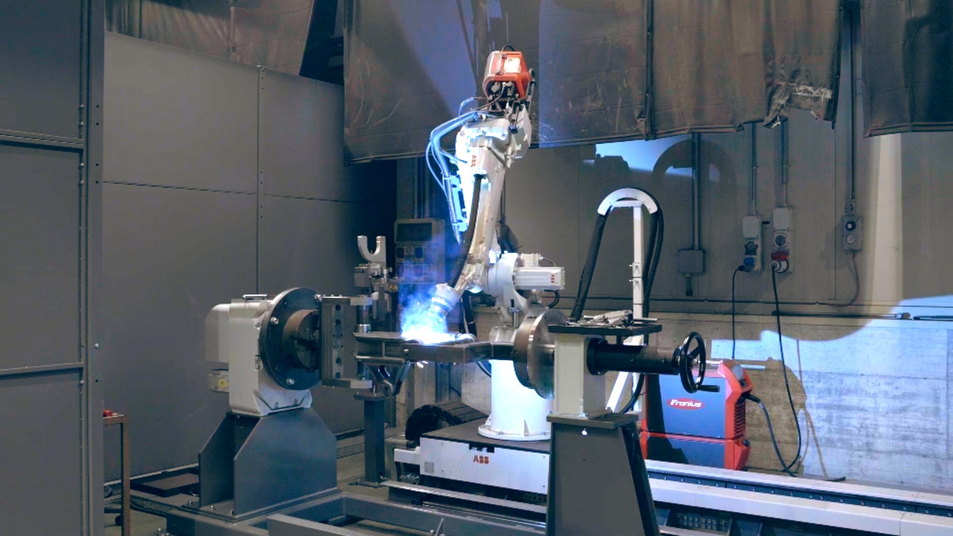 Ferri S.r.l. ha investito in due impianti ABB, un function package e un robot di saldatura con slitta a terra.