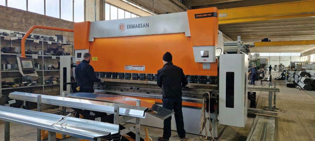 COMAF ha fornito a Med Group anche una pressa piegatrice Falcon 4100x175 con sistema di centinatura brevettato WILA.