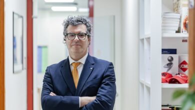 Classe 1974, Davide Della Bella è laureato in Scienze Politiche presso l’Università degli Studi di Milano.
