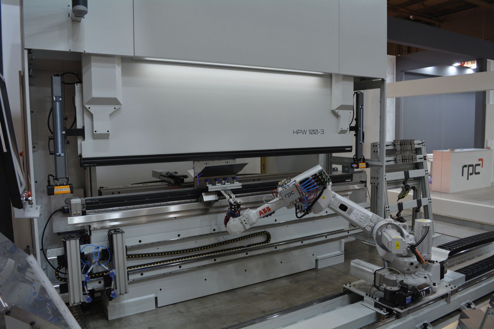 A LAMIERA RPC ha presentato la cella robotizzata HPR con robot ABB, cambio stampi automatico ATC e navetta mobile AMR.