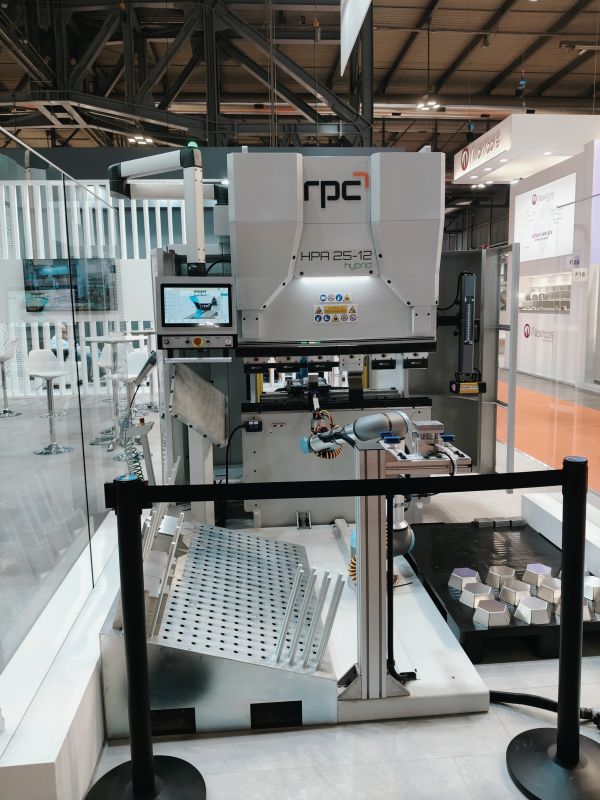 La cella Modular è la soluzione di RPC per la piegatura robotizzata con cobot UR.