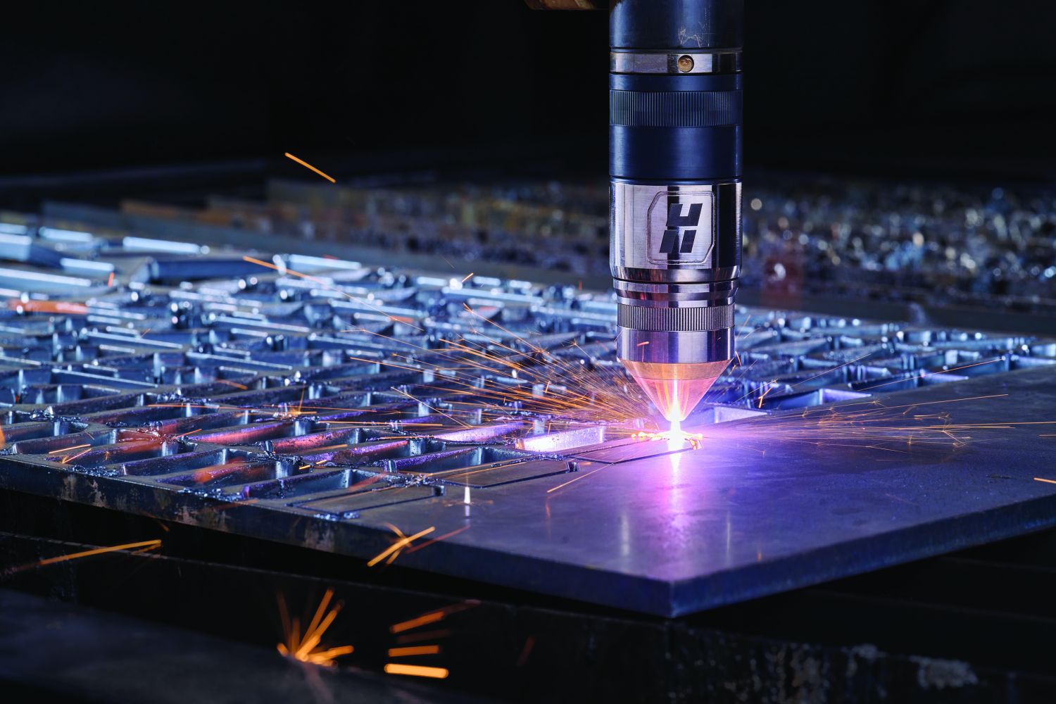 Taglio laser o plasma? E quando invece scegliere l’ossitaglio o il waterjet? Ciascuna di queste tecnologie ha caratteristiche e vantaggi che meglio si adattano a specifiche applicazioni ed esigenze. Uno studio condotto da Hypertherm Associates permette un confronto approfondito e a 360° di queste tecnologie