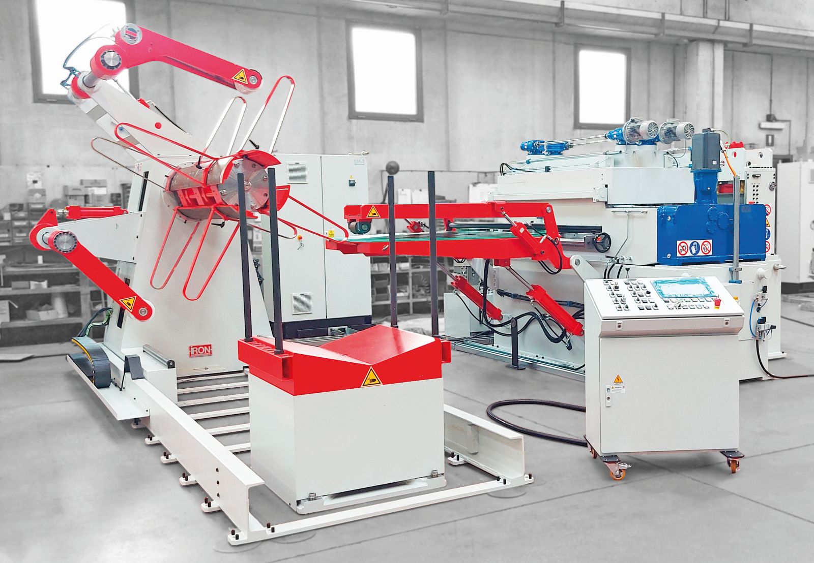 Iron srl ha realizzato una linea modello PENTA per alimentare nastri per la cesoiatura di quadrotti per particolari automotive.