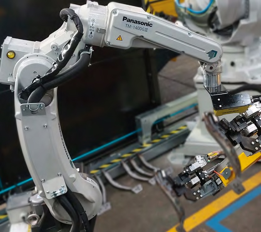 Un robot Panasonic della serie TM con una telecamera HD ad alta velocità di scansione effettua il controllo visivo di tutte le saldature.