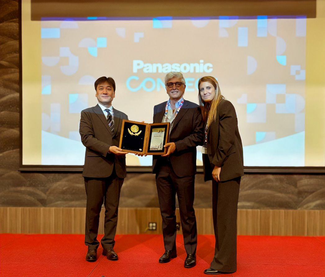 Robotec- Italargon, che da anni distribuisce le tecnologie Panasonic Connect per la saldatura robotizzata, ha ricevuto a Kobe il premio Sho-Yo-Kai 2025 come migliori distributori a livello mondiale. "Grandissima emozione - scrive Roboteco-Italargon sul proprio profilo Linkedin nel dare la notizia - è un riconoscimento che dà valore ad anni di dedizione e passione". Nella foto Sandro Santamaria e Anna Salvetti di Roboteco-Italargon ricevono il premio Sho-Yo-Kai dalle mani di Takashi Otsuka, Associate Vice President Panasonic Connect e Managing Director Welding Process Business Division.