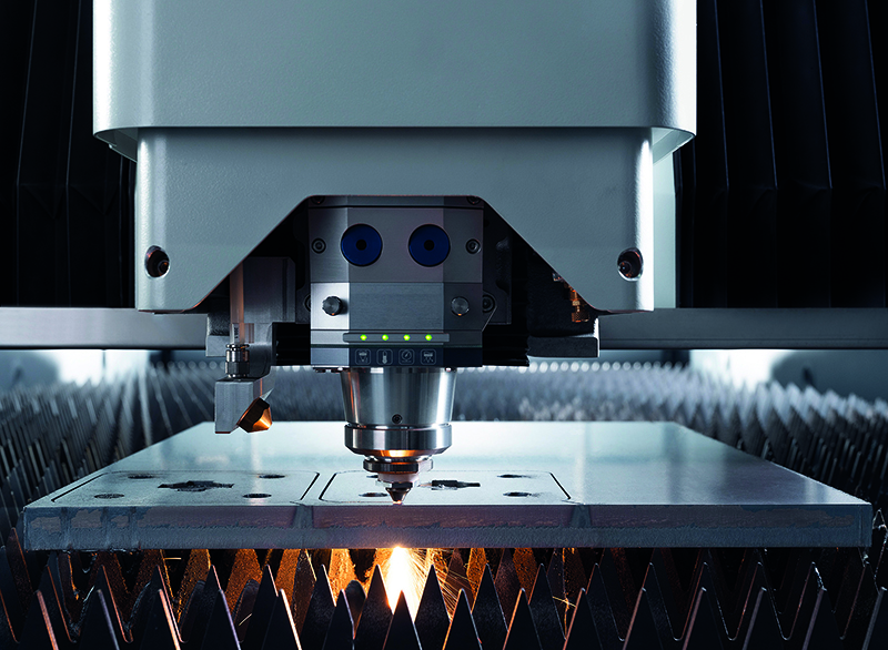 La moderna tecnologia di generazione del fascio tramite diodi laser e fibra attiva drogata Itterbio permette efficienze di trasformazione fino al 45% anche con sorgenti non particolarmente selezionate (nella foto LS7 di BLM GROUP).