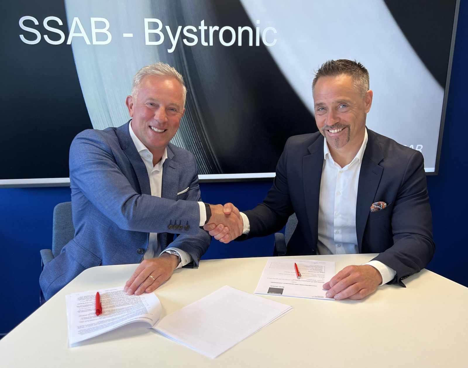 Bystronic e SSAB firmano un accordo di collaborazione in ambito R&S per sviluppare tecnologie di taglio laser e piegatura utilizzando nuovi materiali per l'industria della lamiera, inclusi concetti di leghe, acciaio riciclato e acciaio privo di fossili.
