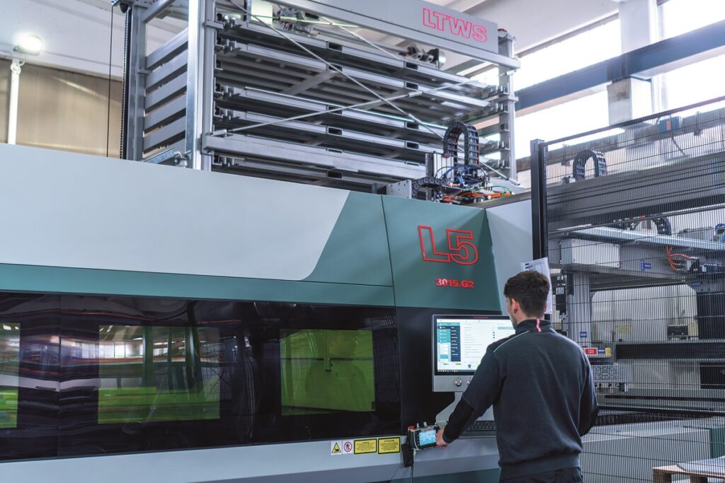 In Lasergate l’operatore macchina si occupa di garantire che la macchina lavori con continuità.