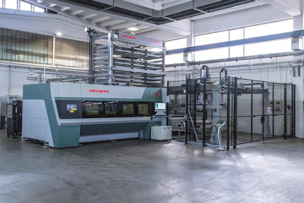 Lasergate, con sede a Carmagnola (TO), ha arricchito il suo parco macchine per il taglio 2D con un L5 di Salvagnini con magazzino LTWS e sistema di sorting automatico MCU.