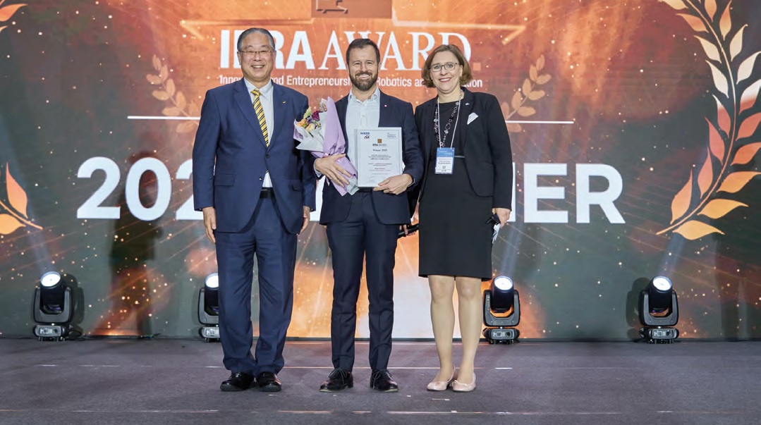 Da sinistra a destra: Takayuki Ito, Presidente IFR; Ryan Gariepy, Rockwell Automation; Susanne Bieller, Segretario Generale IFR. (copyright: KAR)