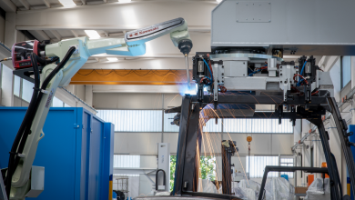 Tiesse Robot ha realizzato un’isola robotizzata dedicata alla saldatura di cabine trattore, concepita per unire efficienza operativa e flessibilità produttiva.