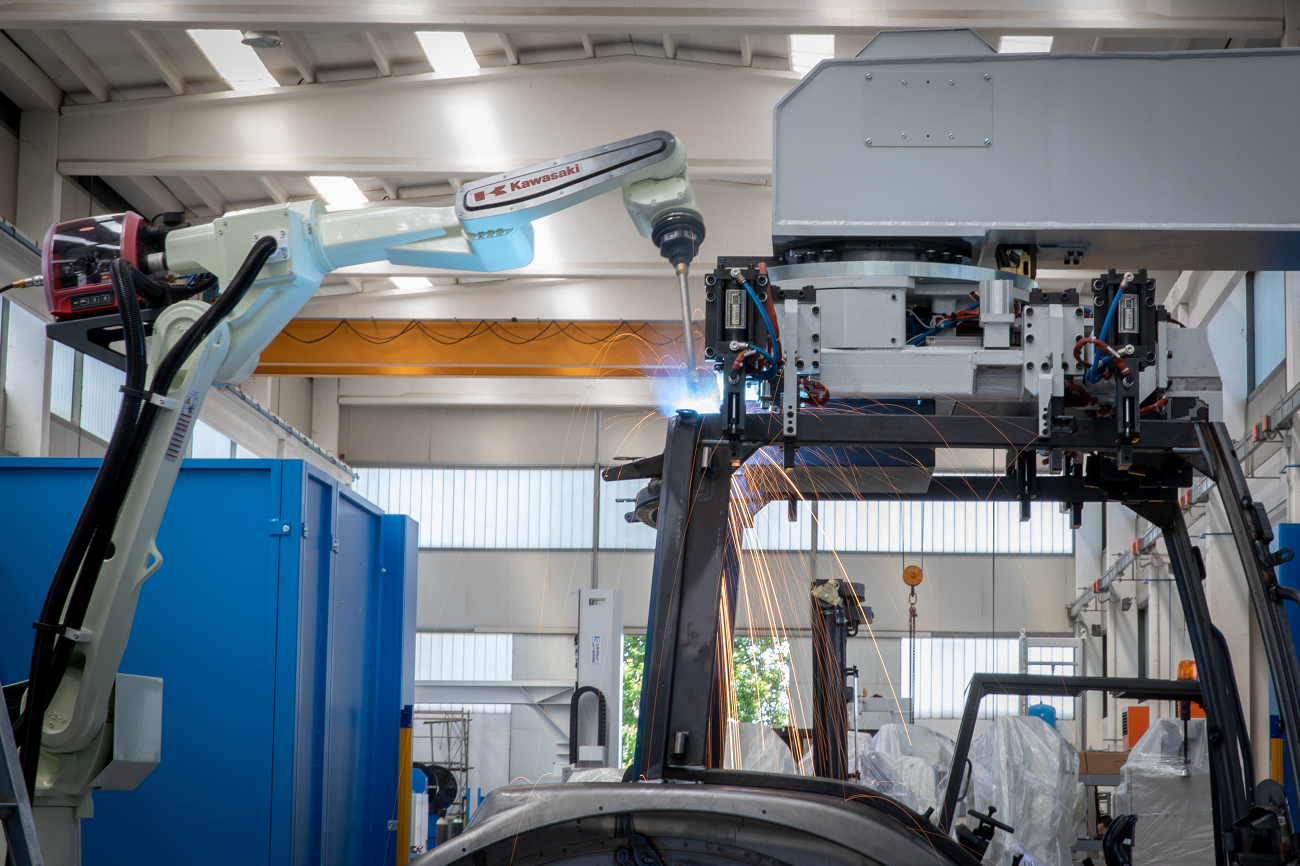 Tiesse Robot ha realizzato un’isola robotizzata dedicata alla saldatura di cabine trattore, concepita per unire efficienza operativa e flessibilità produttiva.