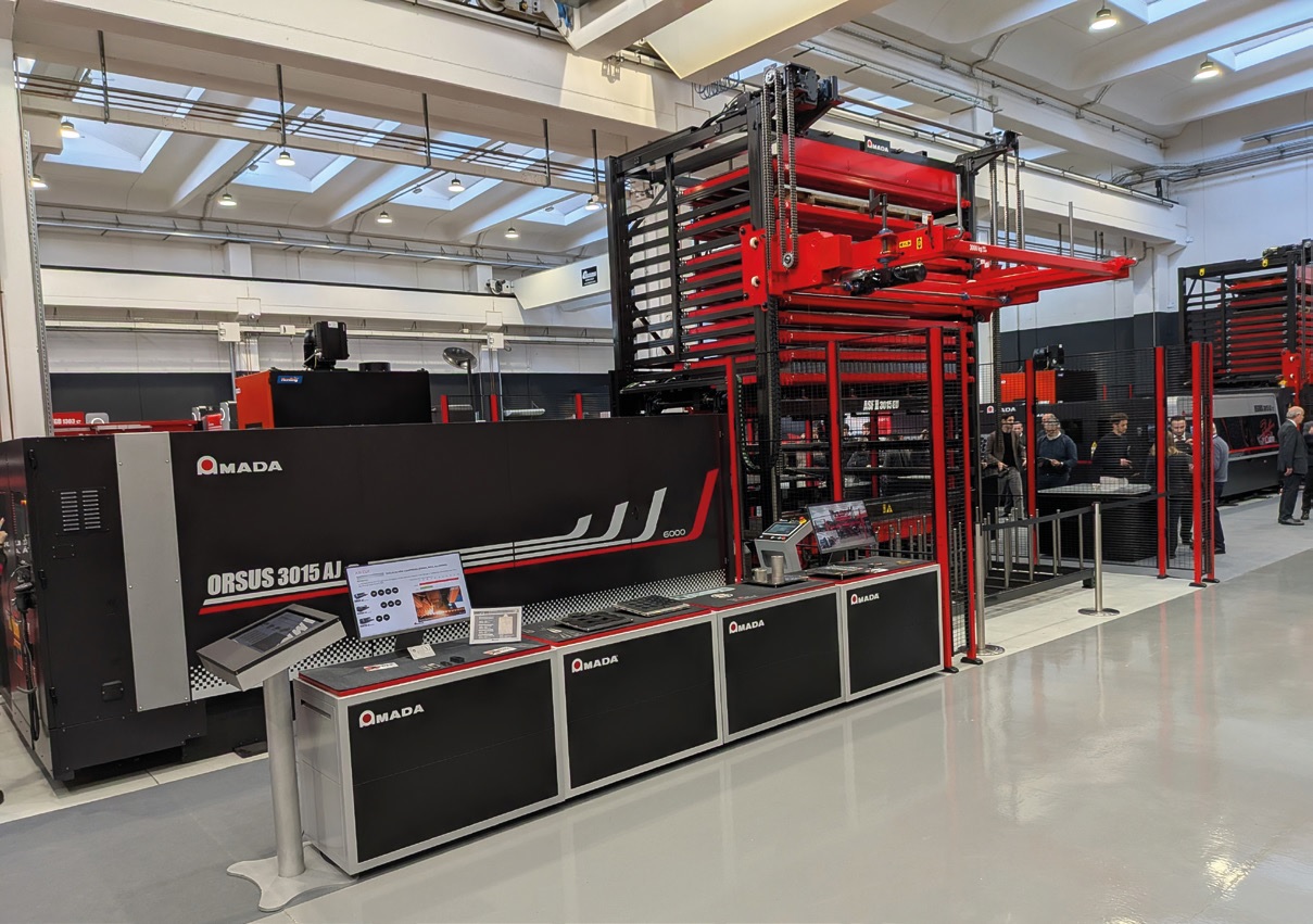 ORSUS-3015AJe di AMADA è disponibile con sorgenti laser da 3, 6 e 8 kW.