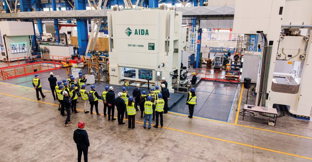 Durante la dimostrazione live, uno stampo per bipolar plate sviluppato da Fraunhofer IPT è stato installato sulla servo pressa DSF-BE1-16000.