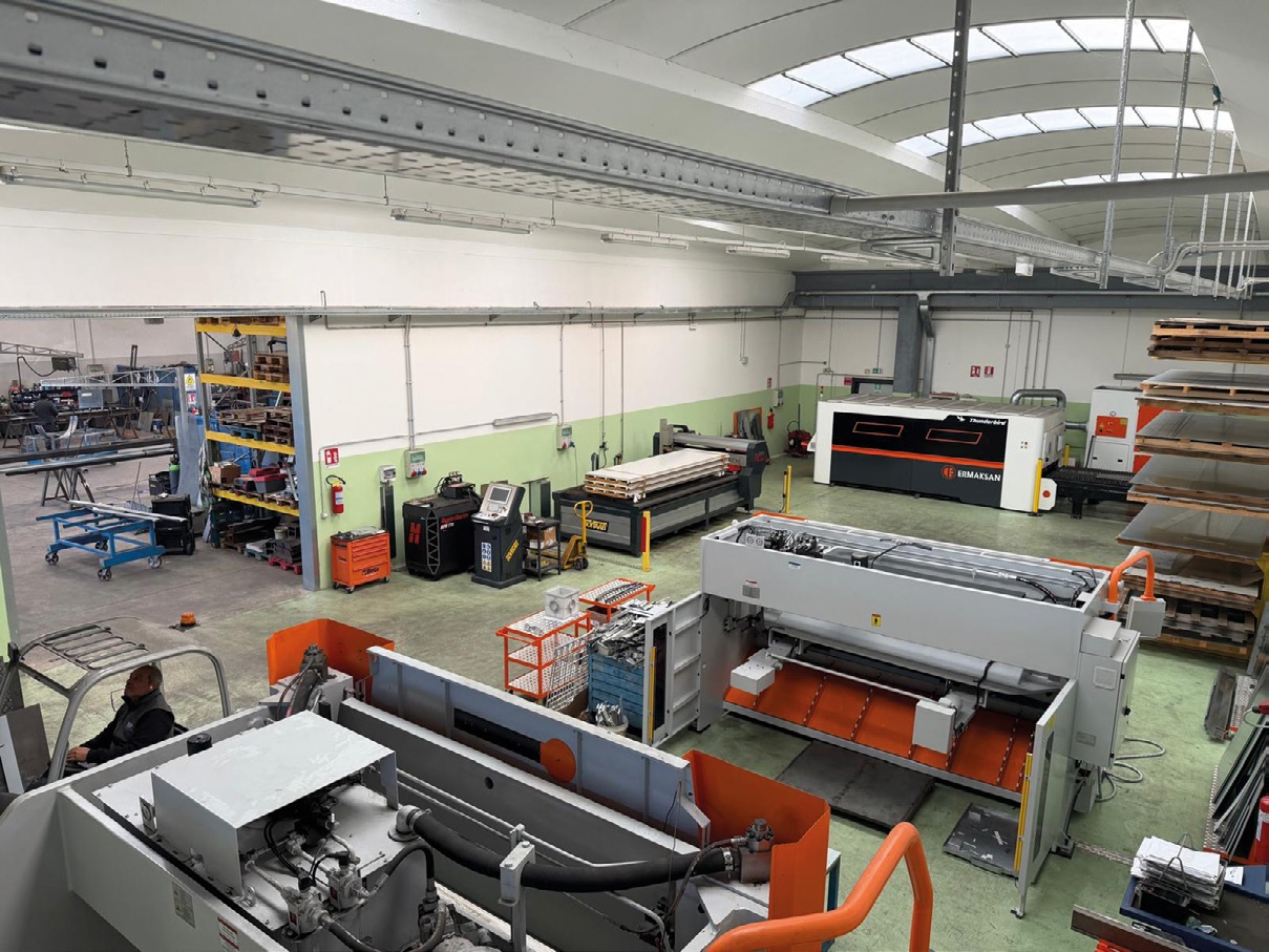 Nella sua sede a Pomezia (Roma), M.P. Metal Proget impiega diverse macchine per la lavorazione della lamiera Ermaksan fornite da COMAF, tra cui una macchina di taglio laser fibra Thunder da 3 kW.