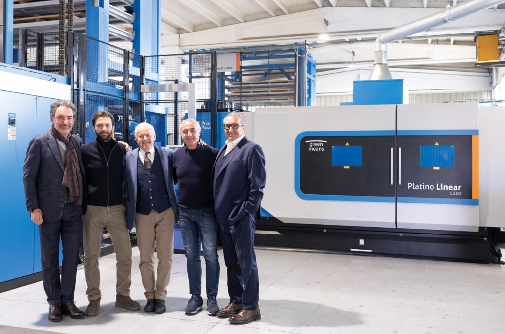 Da sinistra Pierluigi Crespi (Prima Power), Simone e Marziano Costa, Massimo Anselmi (titolari di Comec) e Riccardo Pellegrini (Prima Power). 