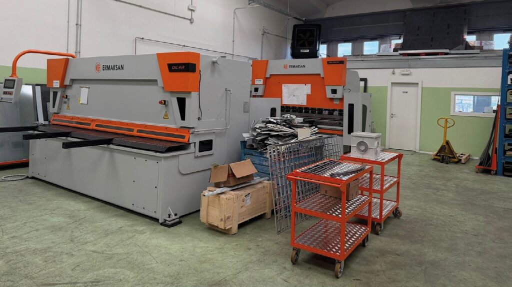 Completano il parco macchine una pressa piegatrice Speed-Bend 3100x135/175 ton a sei assi e, una cesoia HVR 3100x6 fornite da COMAF.