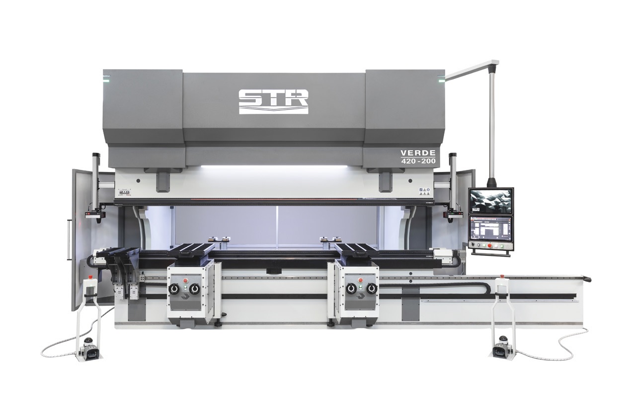 La pressa piegatrice elettrica VERDE 420-200 di STR Srl con 4.200 mm di lunghezza e 200 t di potenza.