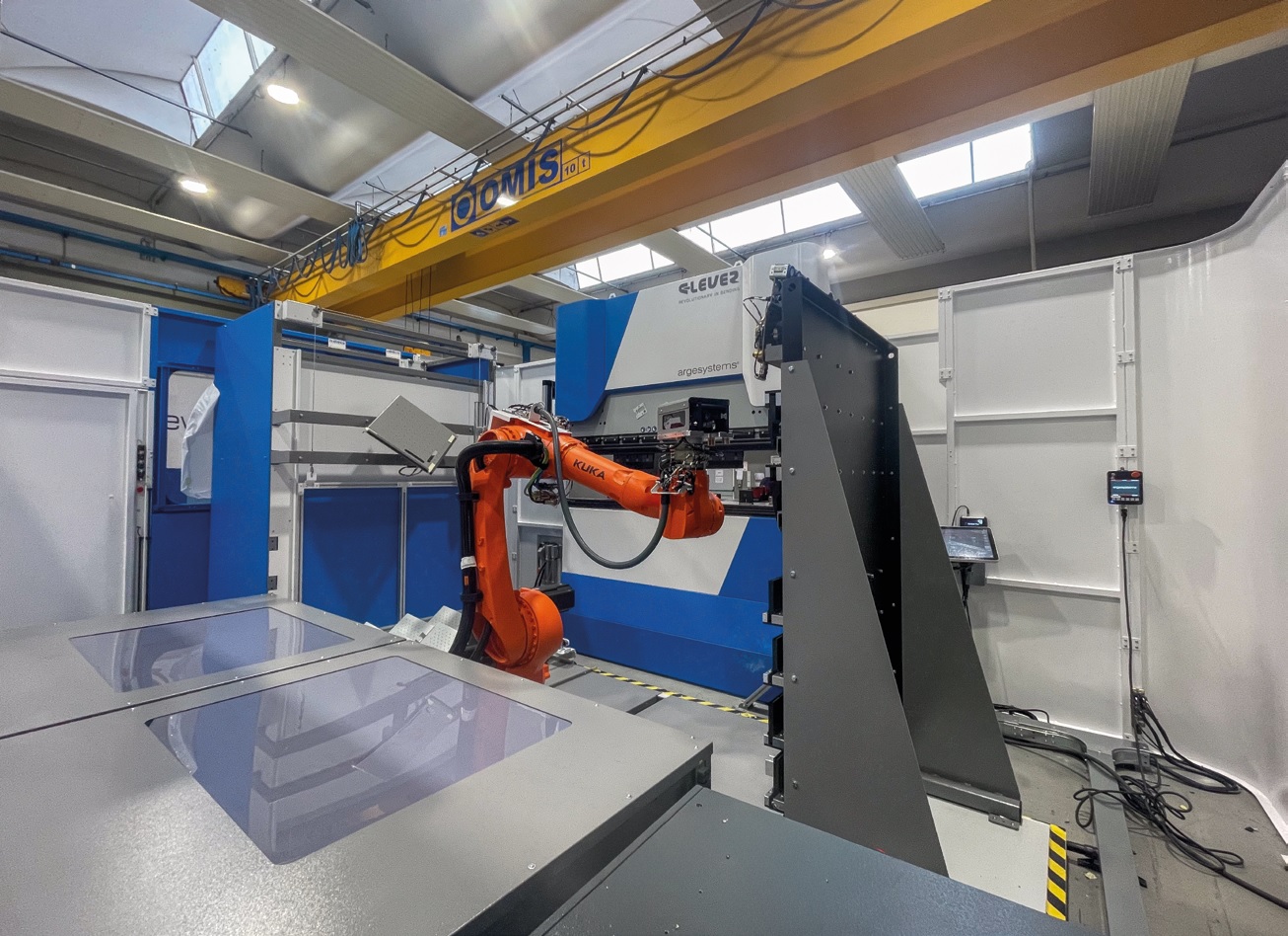 Tyche Minicell è una cella robotizzata di piegatura completamente automatizzata e flessibile.