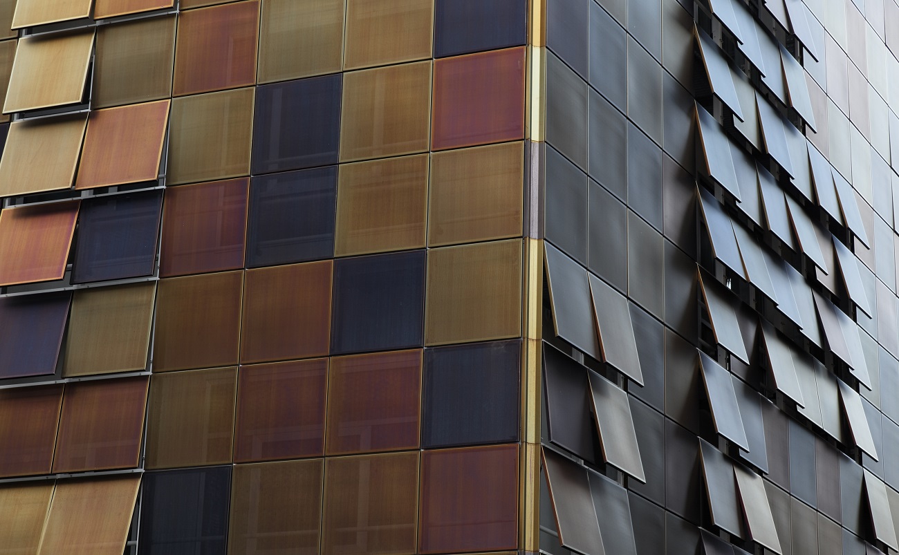 Le lamiere forate sono prodotti in acciaio sulla cui superficie è presente un insieme di fori uguali fra di loro. (Geox Breathing Building. Immagine studio Dante O. Benini & Partners Architects)