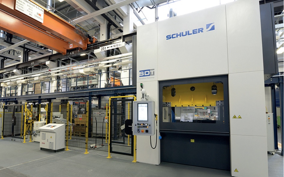 Figura 3: Linea di presse servoassistite presso il Fraunhofer IPT per prove orientate all’industria dei processi di lavorazione della lamiera.