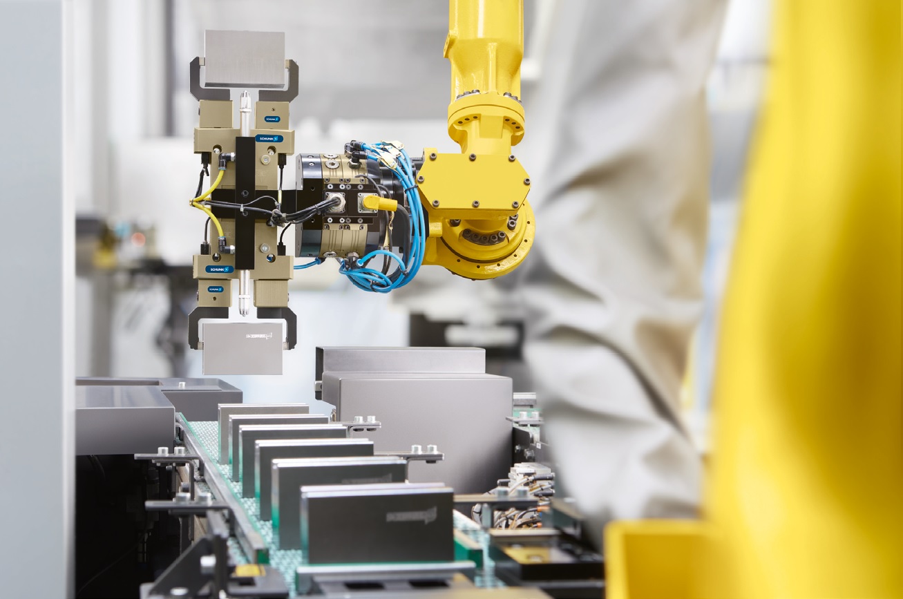Il cambio tool CPS è completamente compatibile con i sistemi SCHUNK esistenti. Grazie ai rapidi cicli di cambio tra i diversi effettori finali, riduce al minimo i tempi di fermo macchina e aumenta la produttività.