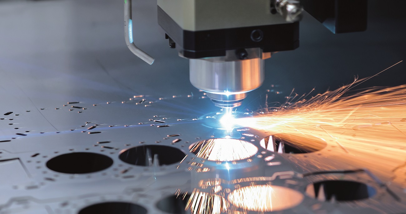 La redazione di Deformazione ha voluto creare un momento di riflessione e confronto su questa tecnologia chiedendo aiuto ai principali costruttori di macchine di taglio laser 2D attivi sul mercato italiano.