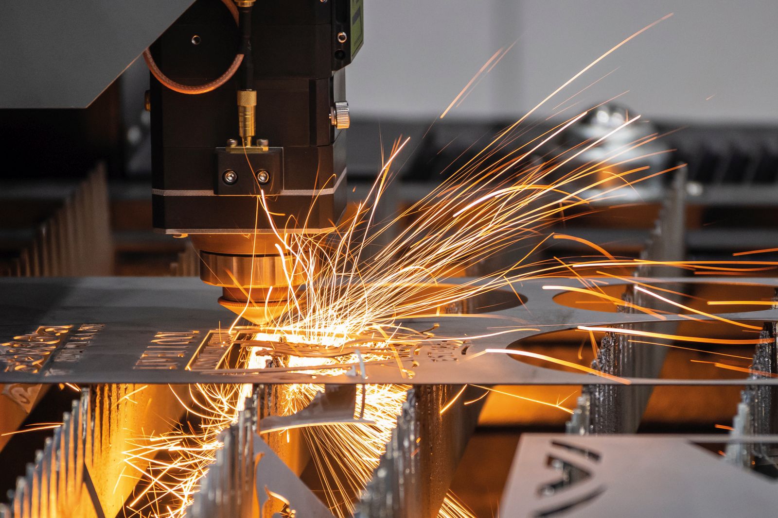 Gestire urgenza o consegne anticipate può essere molto complesso per officine e carpenterie visto che i dati necessari (disponibilità materiali e macchine, programmi di lavoro) possono essere dispersi in posti diversi e difficilmente raggiungibili. Per evitare ogni volta ore di investigazione è necessario un’integrazione software con soluzioni come CAMlab e Production Manager di Infolab.