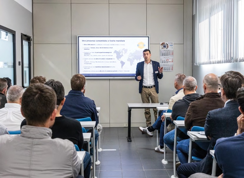 Dario Daprà mentre racconta la storia di Tiesse Robot durante la presentazione dell’Open House.