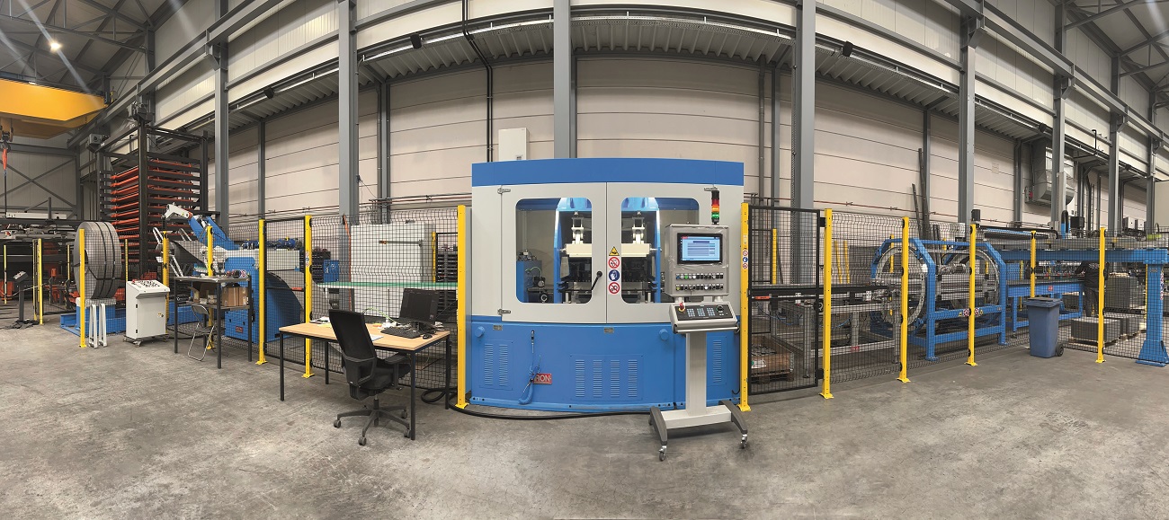 La linea di punzonatura automatizzata capace di lavorare coil di larghezza massima 800 mm con spessore massimo 2,0 mm per realizzare pezzi lunghi fino a 2.000 mm.