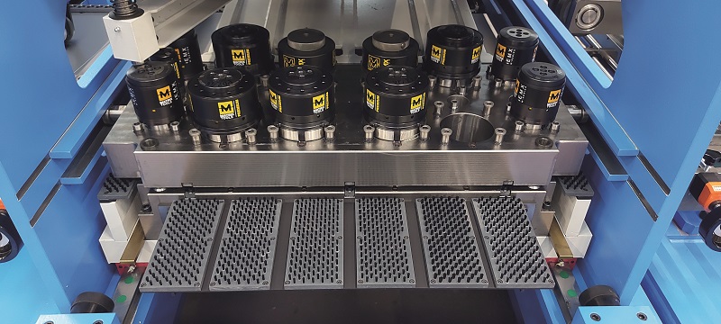 La punzonatrice di Iron è equipaggiata con 16 portautensili, configurazione che permette elevata flessibilità produttiva e rapidi cambi di lavorazione.