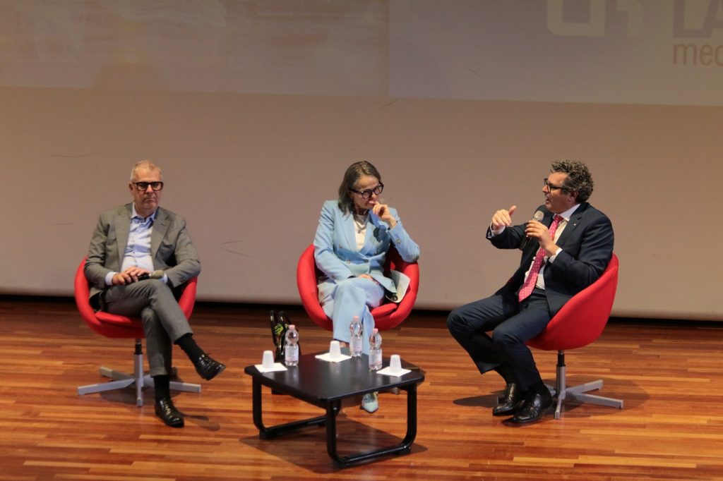 La tavola rotonda ha visto confrontarsi (da sinistra) il professor Marco Taisch del Politecnico di Milano e presidente di MADE Competence Center Industria 4.0, la DG dell’USR Lombardia Luciana Volta e il Direttore Generale di UCIMU Davide Della Bella.