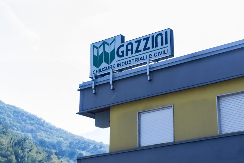 Con sede a Mori (Trento), Gazzini progetta e costruisce portoni industriali e civili di ogni tipo e per ogni esigenza.