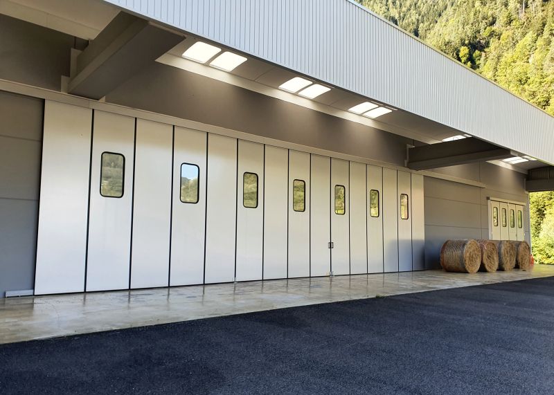 Negli anni Gazzini ha ampliato la sua proposta, riuscendo a soddisfare ogni esigenza di chiusure e portoni per l’ambiente domestico e industriale.
