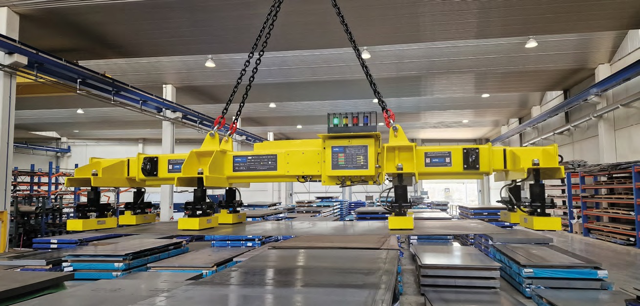 La traversa magnetica a batteria telescopica EPMBL-T estende la flessibilità su carichi piatti importanti.