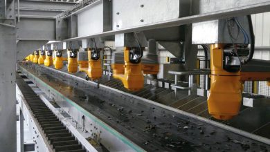 Tutti in fila: nella linea Megapicker, 18 robot Stäubli vengono impiegati per separare i rottami non ferrosi provenienti dal riciclaggio delle auto.