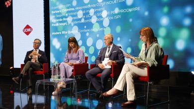 Da sinistra: Paolo Magri (ISPI), Barbara Cimmino (CONFINDUSTRIA), Riccardo Rosa (UCIMU), e la giornalista Rita Querzè.