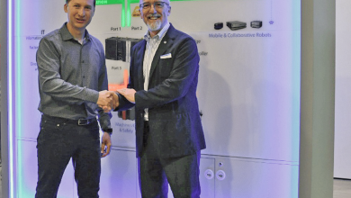 Da sinistra: Olivier Welker, CEO di OMRON Robotics; Pietro Gorlier, CEO di COMAU.