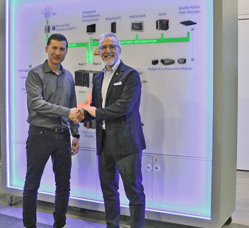 Da sinistra: Olivier Welker, CEO di OMRON Robotics; Pietro Gorlier, CEO di COMAU.