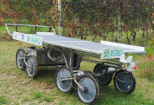 Il robot articolato Agri.Q nasce per operare in ambienti agricoli, come i vigneti, irregolari e con forti pendenze ed è dotato di una piattaforma fotovoltaica, che funge da base per un braccio robotico.