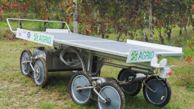 Il robot articolato Agri.Q nasce per operare in ambienti agricoli, come i vigneti, irregolari e con forti pendenze ed è dotato di una piattaforma fotovoltaica, che funge da base per un braccio robotico.