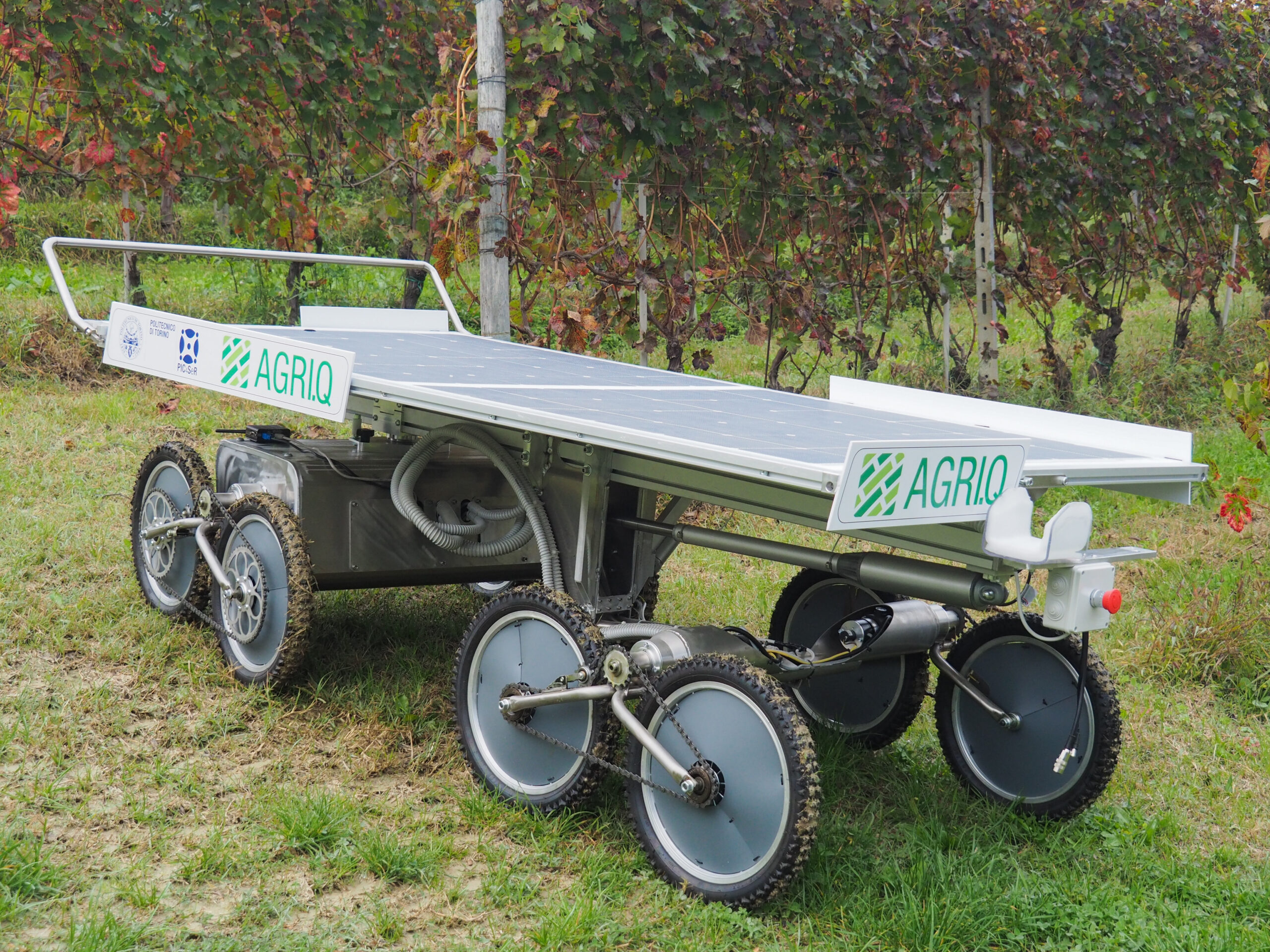 Il robot articolato Agri.Q nasce per operare in ambienti agricoli, come i vigneti, irregolari e con forti pendenze ed è dotato di una piattaforma fotovoltaica, che funge da base per un braccio robotico.