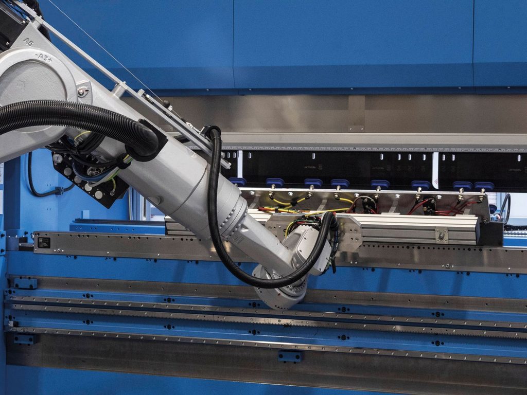 Grazie all’acquisizione di SISTEC, Prima Power ha rafforzato le proprie competenze nell’integrazione robotica.