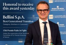 In foto, Marco Bellini mentre ritira il premio.