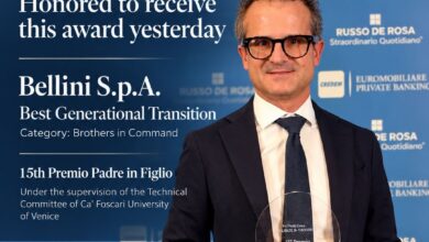 In foto, Marco Bellini mentre ritira il premio.