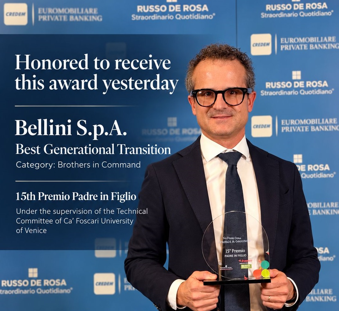 In foto, Marco Bellini mentre ritira il premio.