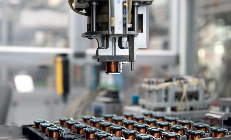 La linea automatizzata incapsulamento bobine presso ATAM.