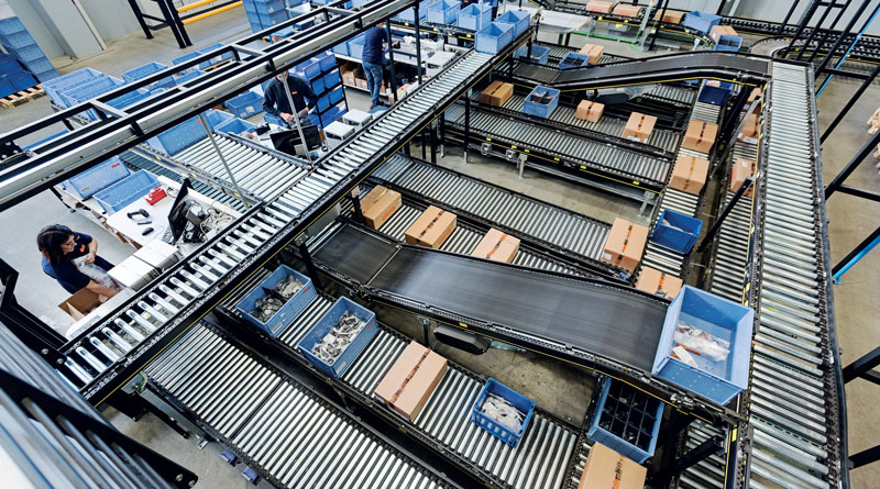 Uno scorcio delle postazioni di picking con le rulliere provenienti dal magazzino automatico.