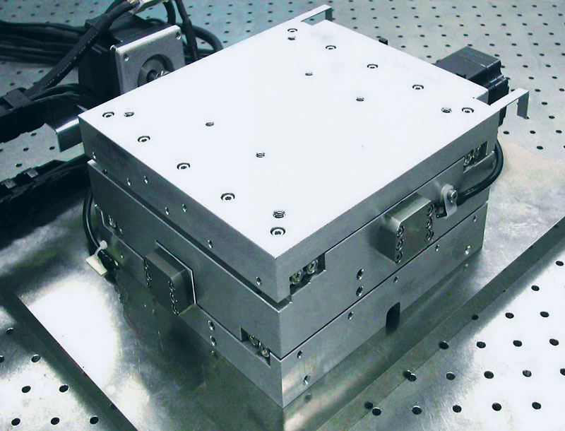 Nanopositioner serie CD di NSK con tavola XY a due assi.