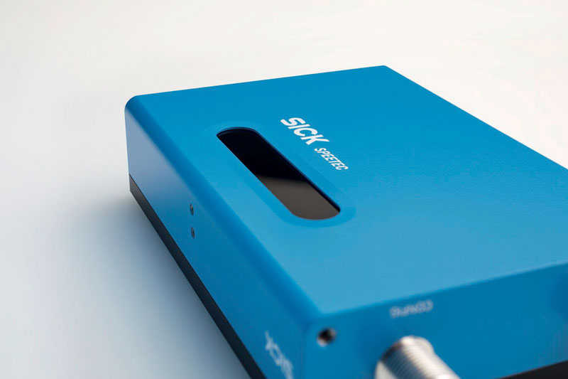 Il sensore SPEETEC di SICK opera senza contatto per misurare velocità e lunghezza di oggetti mobili in senso lineare. Il sensore SPEETEC di SICK opera senza contatto per misurare velocità e lunghezza di oggetti mobili in senso lineare.